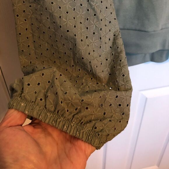 Gap Sage Green Eyelet Sleeve Sweatshirt Size Large - Picture 4 of 5